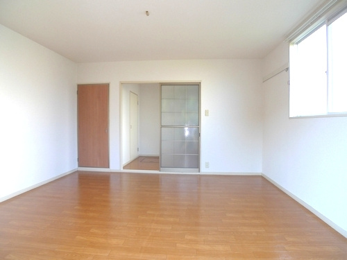 同建物の別の部屋の写真となります。