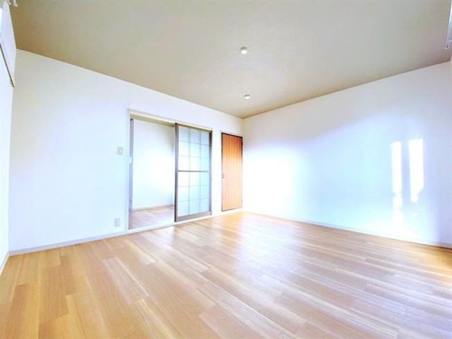 同建物の別の部屋の写真となります。