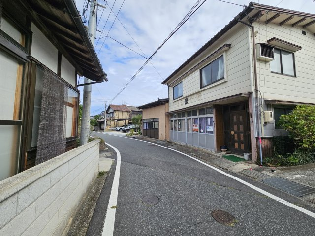 八頭郡八頭町郡家中古戸建て【前面道路含む現地写真】