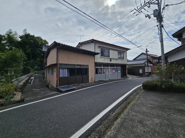八頭郡八頭町郡家中古戸建て【前面道路含む現地写真】
