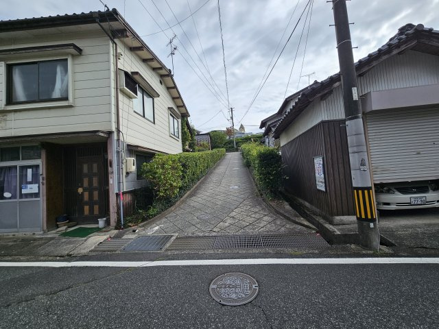 八頭郡八頭町郡家中古戸建て【前面道路含む現地写真】