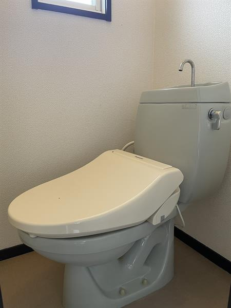 トイレにも小窓が付いている為ご覧の明るさです★