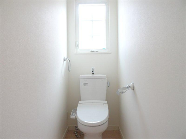 温水洗浄機付トイレです☆