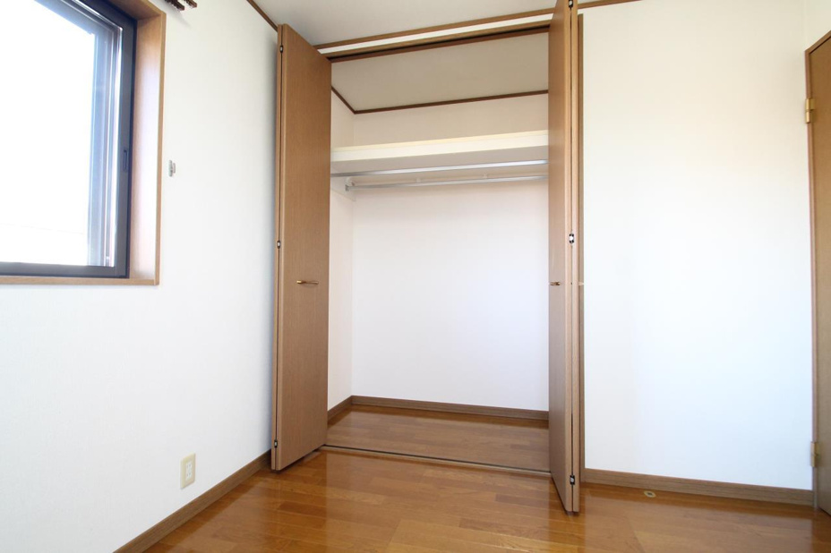 洋室には大きな収納付き！