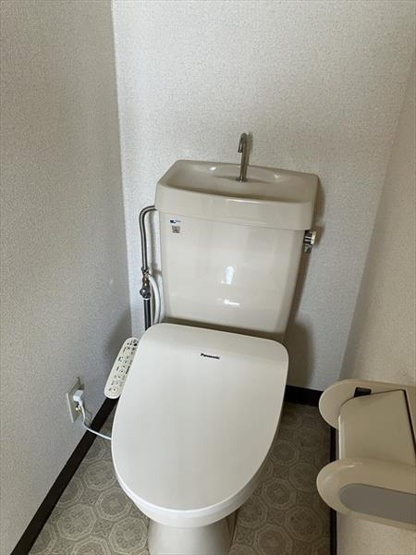 バス・トイレ別、温水洗浄便座つき！