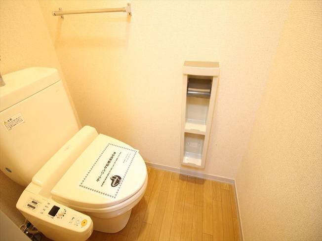 収納スペース付きのトイレです☆