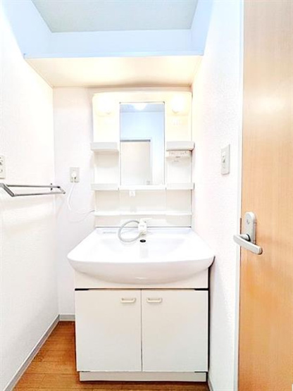 収納スペース付きのトイレです☆