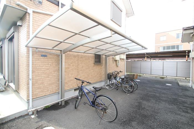 屋根付きの駐輪場があります