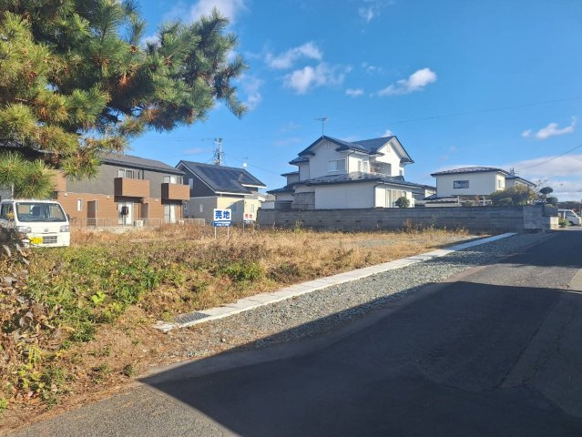 奥州市水沢字川端の売地【周辺】南側は市道と接しています。　