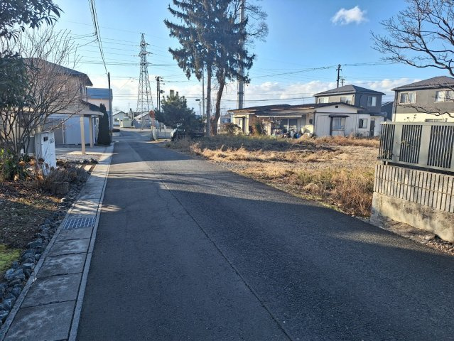 奥州市水沢字川端の売地【周辺】南側は市道と接しています。　