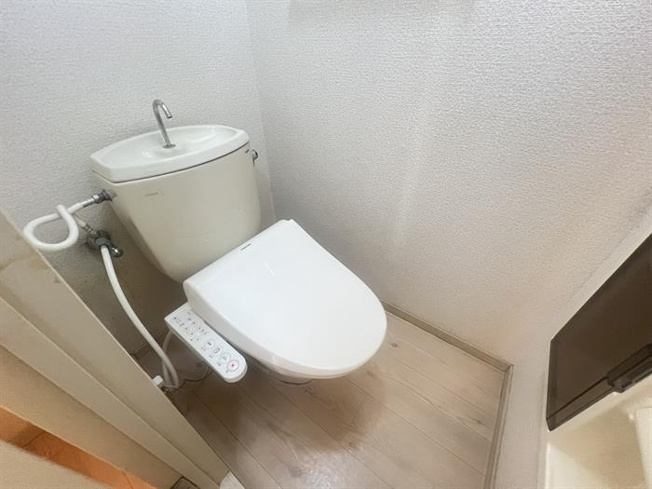 温水洗浄便座付きになります。