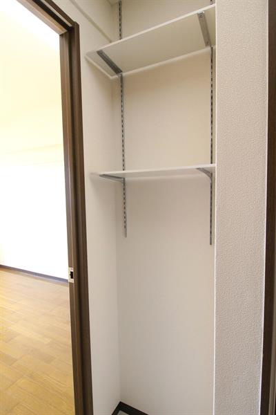 キッチン後ろに飾り棚あり