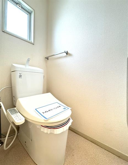 トイレは収納付きです。