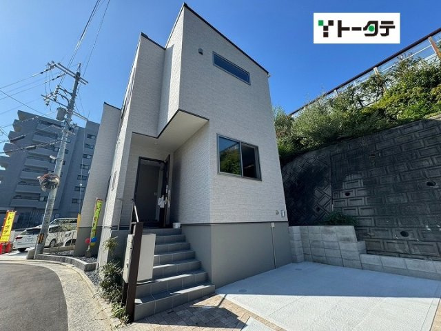 東南角地でバイパスへのアクセスも良い場所です！高須小学校や高須の電停まで徒歩１０分内で利用できますよ♪