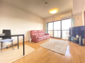 ～穏やかな陽の入るＬＤＫ～
・大きな窓のあるＬＤＫは陽当りも良好で明るい空間となっております。
・ご家族団らんなど過ごす時間の多いＬＤＫが明るいのは嬉しいポイントですね。