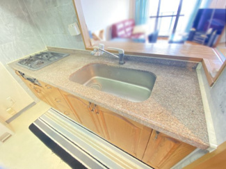 ～人気のカウンターキッチン～
・キッチンには余計な柱が無いので、リビングが見渡せ開放感のある造りとなっております。