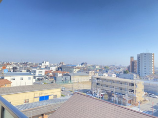 南に向けた使い易いバルコニー。やわらかな陽射し、心地よい風、一歩外へ出て身体を伸ばす。どこまでも広がる青空の下、限りない開放感を味わえる空間です。