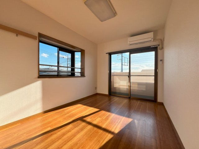 洋室1　南向きのため日当たり良好です。
※原状回復中のため、同タイプの室内写真になります。