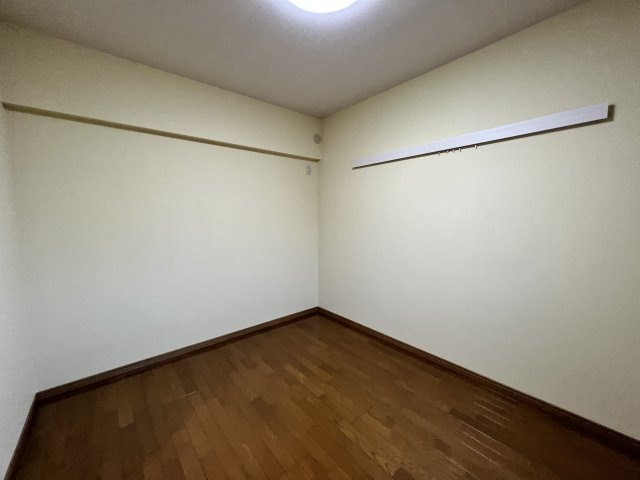 壁紙もきれいな状態が保たれており、明るい印象です！
※原状回復工事中の為、同タイプのお部屋の写真になります。