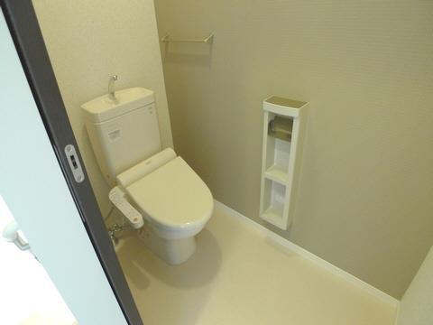 上には収納棚もございます