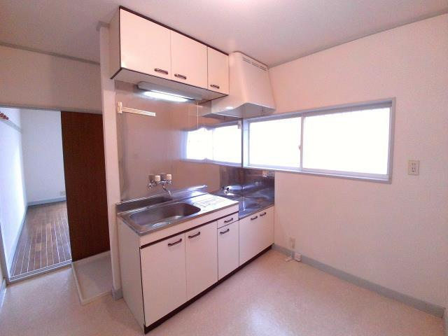 角部屋で窓があるキッチン