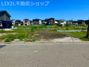 上越市大字黒井の売地【外観】道路側の間口が14ｍあります！道路側に５台分の駐車区画を並列で取ることも可能です♪