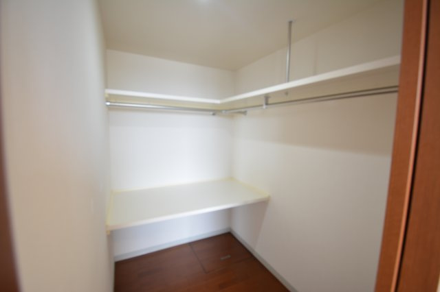 グランドメゾン西大畑【収納】洋室９．４帖のウォークインクローゼットです☆リングコートもしわにならず収納できます♪