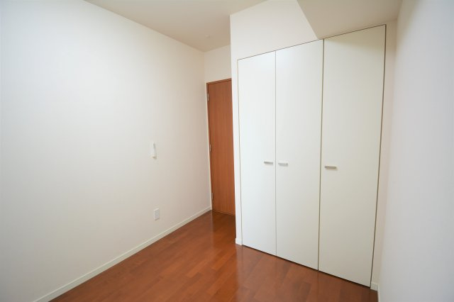 グランドメゾン西大畑【洋室】洋室５．４帖です！クローゼット完備でお部屋を広くお使いいただけます♪