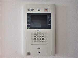 グランドメゾン西大畑【セキュリティ】ＴＶモニターフォンで訪問者の確認をしてから解錠ができます！留守中の訪問も確認ができるので安心です♪（同仕様のお部屋のお写真です）