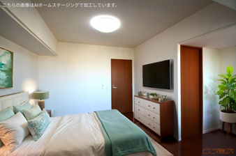 グランドメゾン西大畑【洋室】洋室９．４帖です！WIC完備♪キャリーケースやゴルフバッグ等大きなものもすっぽり収納できちゃいます！バーチャルステージング