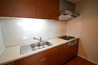 グランドメゾン西大畑【キッチン】キッチンは大容量の収納スペースを完備！デザイン性のあるキッチンは使い勝手も◎