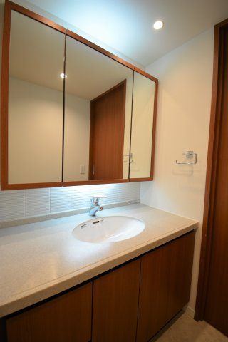 グランドメゾン西大畑【洗面所】三面鏡の裏は収納あり☆デザイン性と収納力バッチリです♪