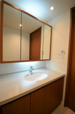 グランドメゾン西大畑【洗面所】三面鏡の裏は収納あり☆デザイン性と収納力バッチリです♪