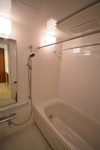 グランドメゾン西大畑【浴室】温水循環式浴室暖房乾燥機を備えた浴室は、雨の日のお洗濯も安心☆