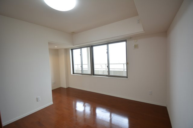 グランドメゾン西大畑【洋室】洋室９．４帖です！南東向きで明るいお部屋です♪