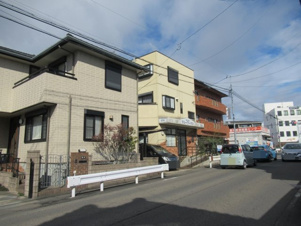 小牧市小牧５丁目中古戸建【前面道路含む現地写真】