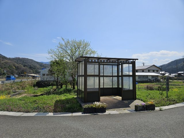 ルベール岩井【外観】小学校行のバス停もあります