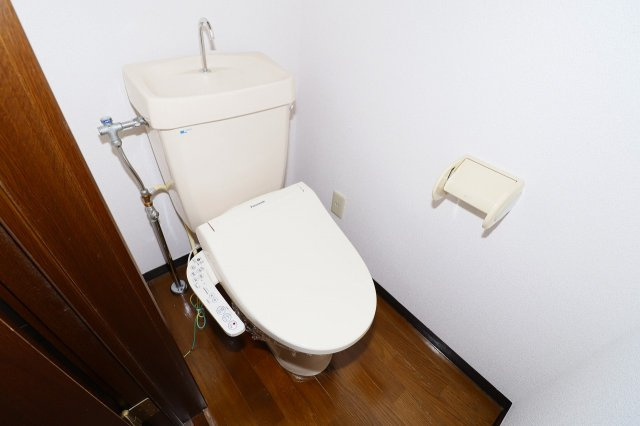 ヴァンベール富沢Ⅱ【トイレ】トイレは温水洗浄便座付き　上部棚有り