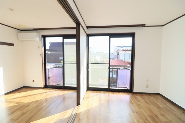 ヴァンベール富沢Ⅱ【居間・リビング】仕切り戸を開ければ１ＬＤＫ感覚で利用可