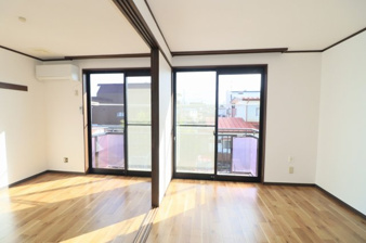 ヴァンベール富沢Ⅱ【居間・リビング】仕切り戸を開ければ１ＬＤＫ感覚で利用可