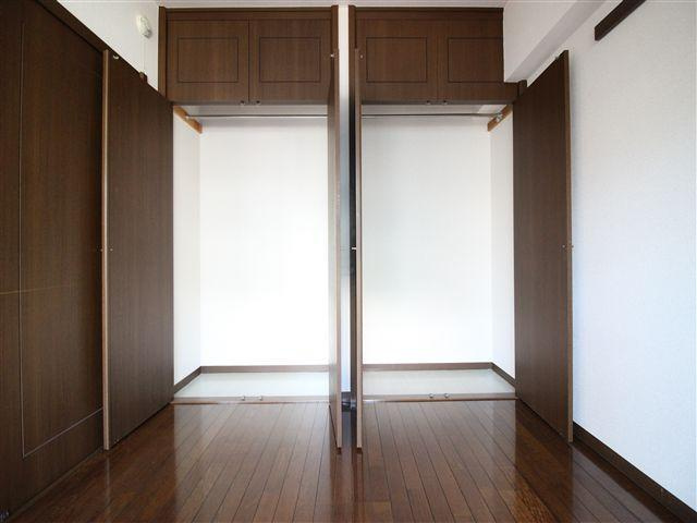 洋室収納。便利なハンガーパイプ付き