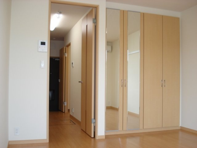 収納たっぷり洋室