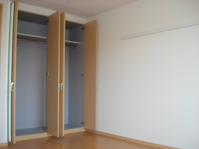 収納たっぷり洋室