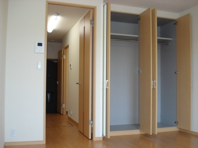 収納たっぷり洋室