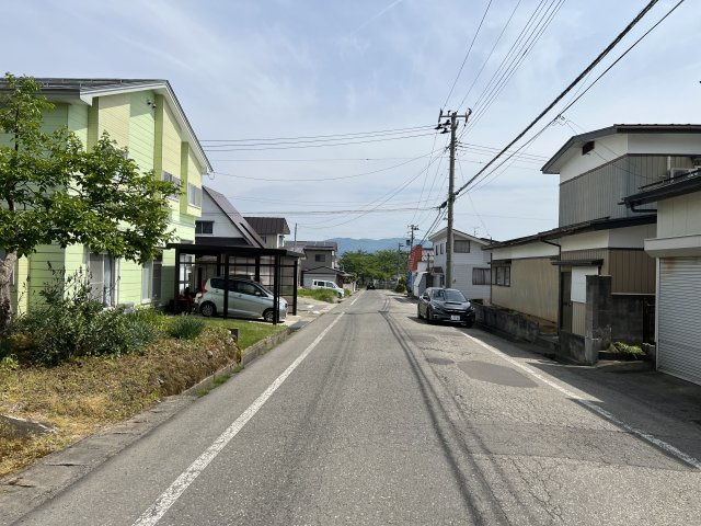 秋田県横手市朝日が丘2丁目売地【前面道路含む現地写真】