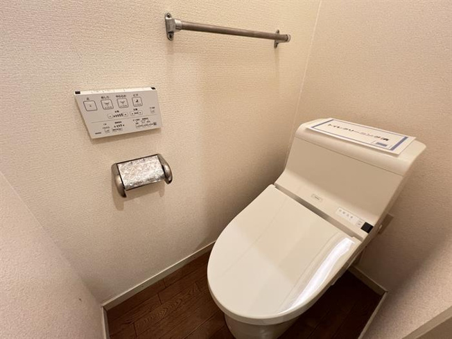 温水洗浄便座付きのトイレになります。
