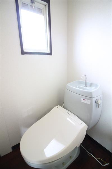 トイレにも小窓が付いている為ご覧の明るさです★