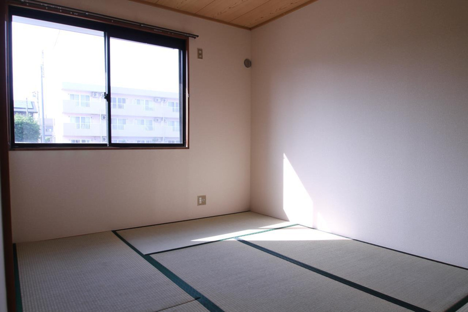 大きな窓から陽光が差し込む、明るく心地よい和室です！