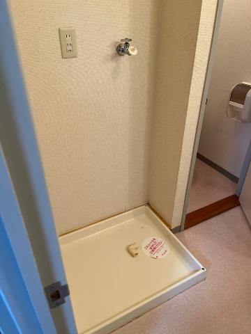 クィーンズコートＢ棟【その他】洗濯機置場
