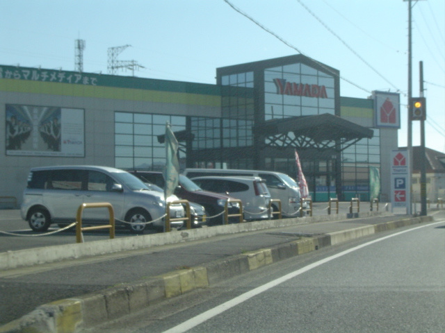 クィーンズコートＢ棟【周辺】ヤマダ電機津店まで521ｍ